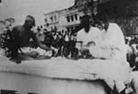 Gandhiji spinning in unison with Acharya Prafulla Chandra Roy, the great Indian Scientist at Mirzapur Park (now Kolkata, Sradhyananda Park), 1924.jpg